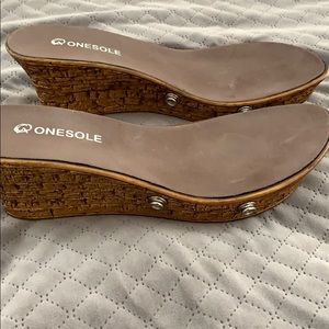 Onesole | wooden wedge base